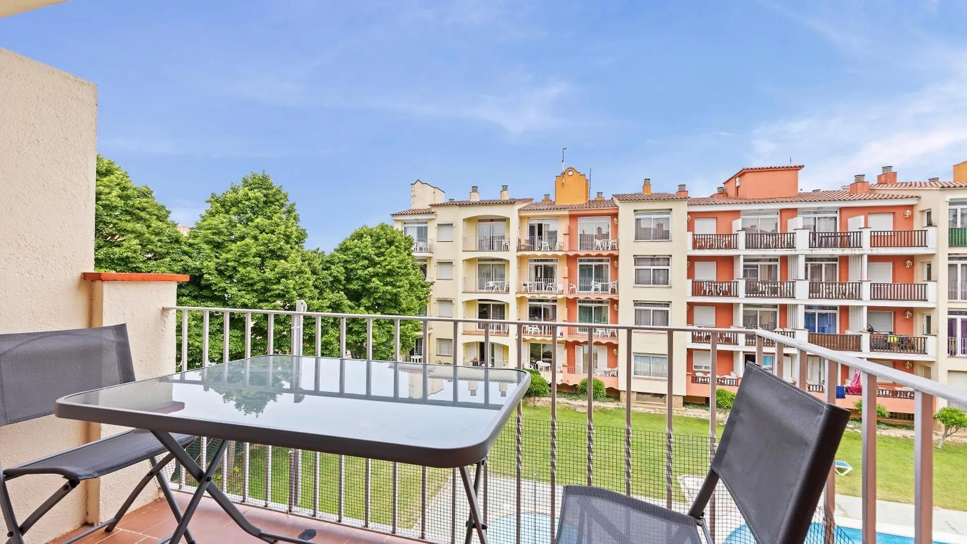 Apartamento Con Piscina Y Terraza Cerca Del Mar Empuriabrava
